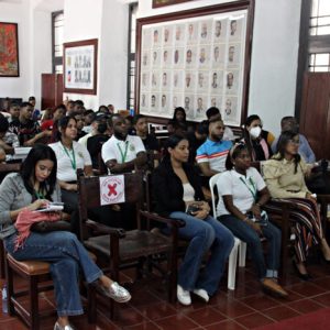 jovenes escuchando la charla “EL AGUA, RECURSO RENOVABLE, PERO NO INAGOTABLE