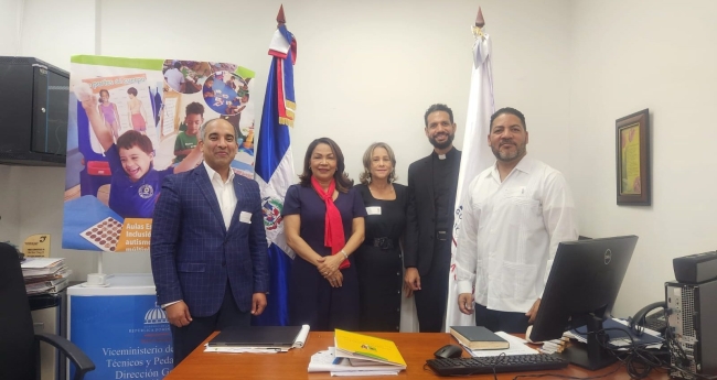 Visita de la UCSD a encargada de Educación Especial del Minerd 1