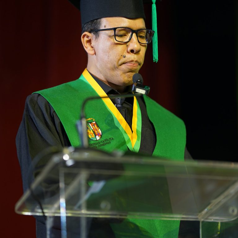 Daniel Muse, egresado de honor 96° graduación UCSD.