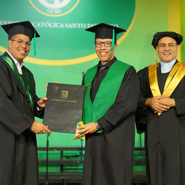 Egresado con mayor índice académica 96° graduación UCSD.