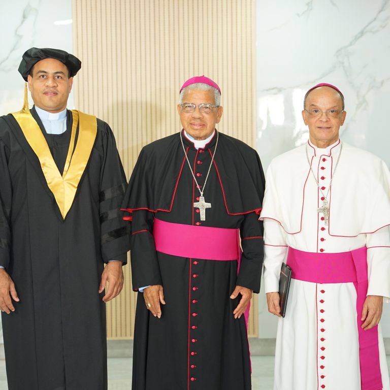 P. José Luis de la Cruz, rector UCSD_ Mons. Francisco Ozoria, gran canciller UCSD, Mons. Alfredo de la Cruz, obispo de San Francisco de Macorís.