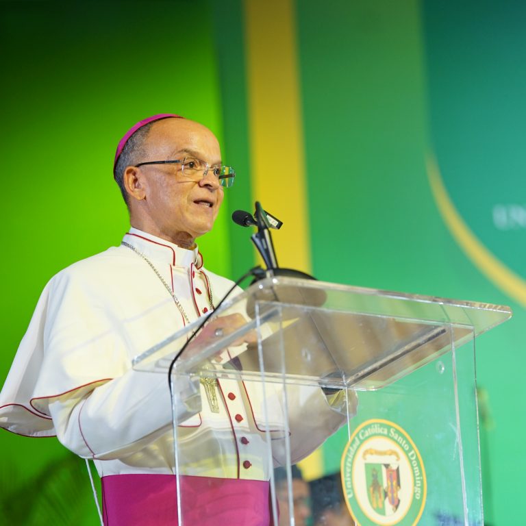 S.E.R. Mons. Alfredo de la Cruz Baldera, obispo de San Francisco de Macorís, disertante invitado 96 graduación UCSD.