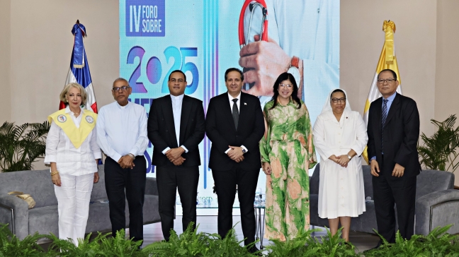 01 Xiomara Pimentel, Mons. Lorenzo Vargas, P. José Luis de la Cruz, Dr. Víctor Atallah, Dra. Ana Simó, Sor Trinidad Ayala, Dr. Luis Vergés. 4° Foro de Medicina y Salud en la UCSD