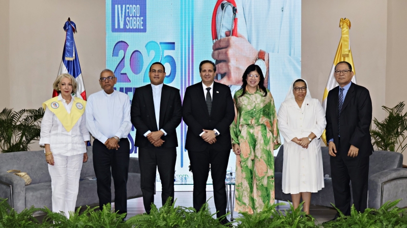 01 Xiomara Pimentel, Mons. Lorenzo Vargas, P. José Luis de la Cruz, Dr. Víctor Atallah, Dra. Ana Simó, Sor Trinidad Ayala, Dr. Luis Vergés. 4° Foro de Medicina y Salud en la UCSD