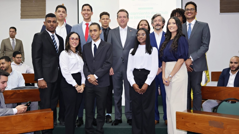 Directiva Club de Ideas Políticas UCSD junto a Ito Bisonó
