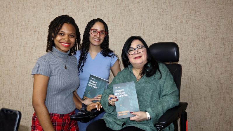 Magaly Toribio y estudiantes reconocidas en la UCSD