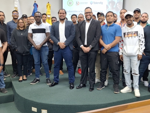Grupo de estudiantes carrera técnica Desarrollo de Software UCSD Talendig