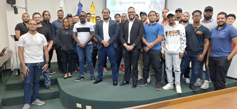 Grupo de estudiantes carrera técnica Desarrollo de Software UCSD Talendig