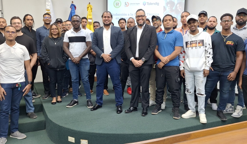 Grupo de estudiantes carrera técnica Desarrollo de Software UCSD Talendig