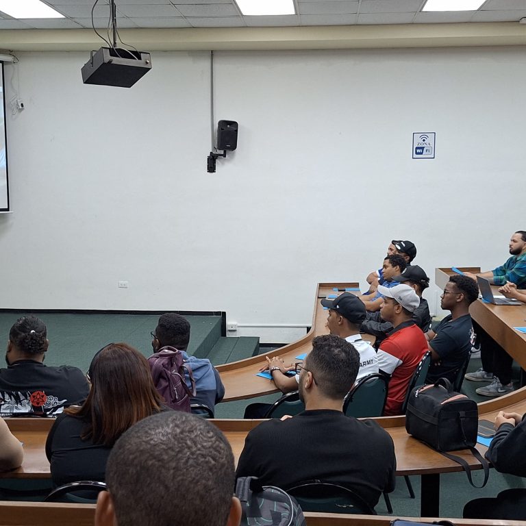 Ing. José Armando Tavárez, decano de Tecnología UCSD Talendig y estudiantes de nuevo ingreso.